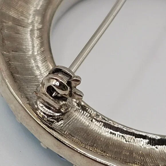 Vintage Unsigned Silver Toned Aqua Blue Rhinestone Circular Wreath Pin Brooch - Picture 13 of 16